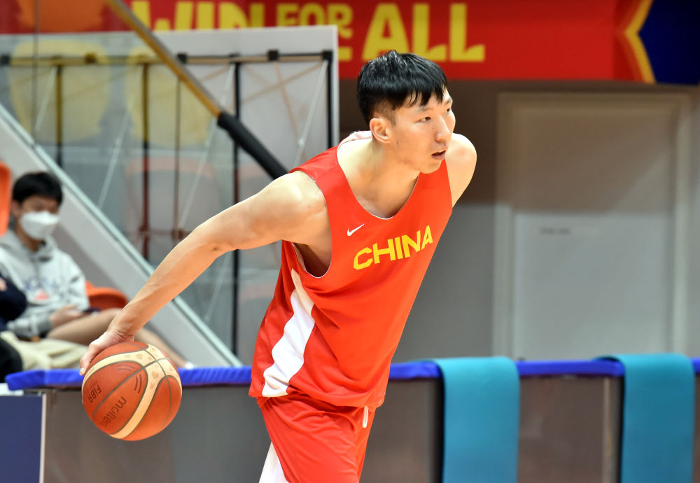 中国队球员周琦在训练中.新华社记者 卢炳辉 摄