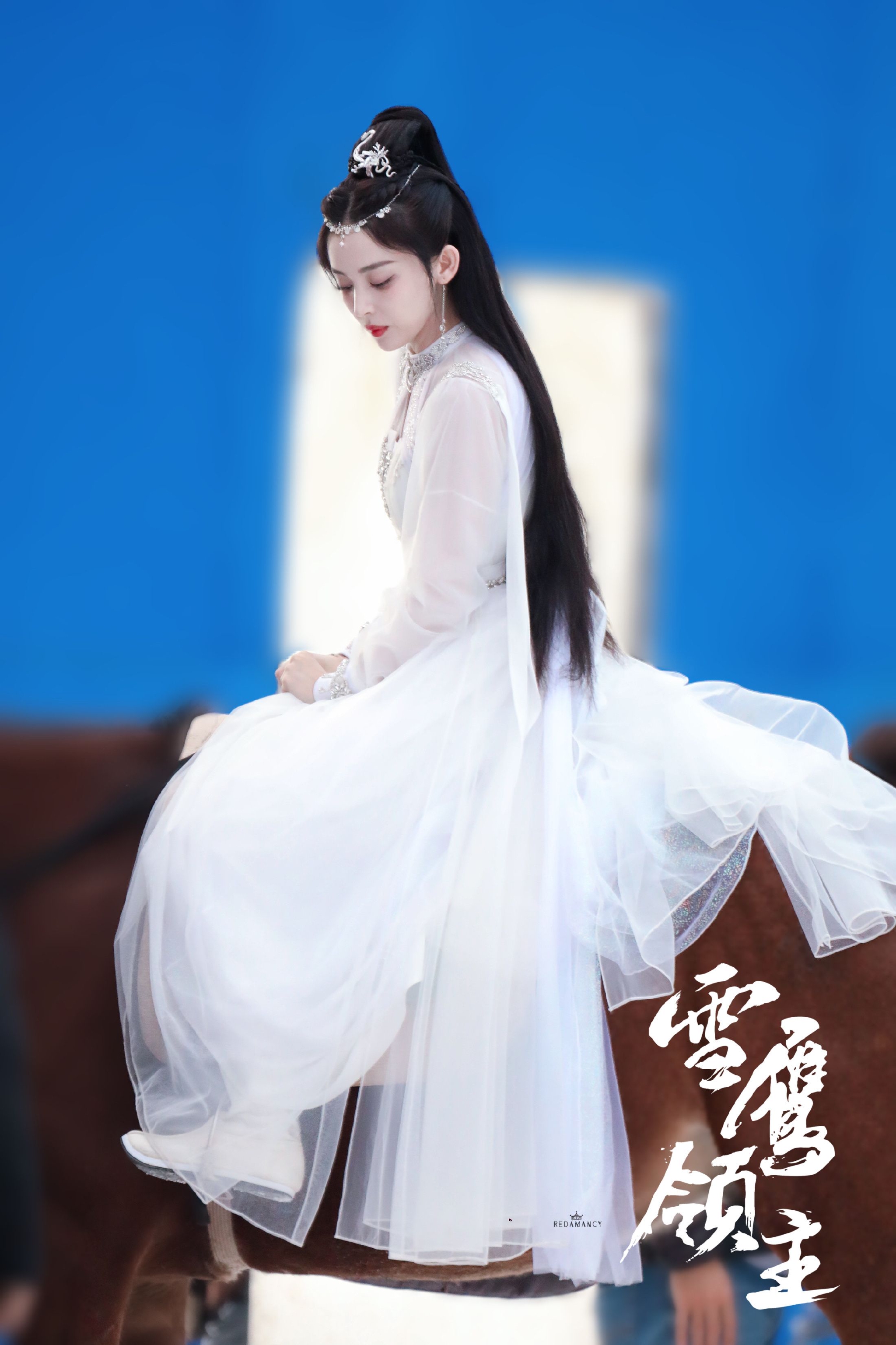 《雪鹰领主》白衣饭拍路透图,仙气飘飘的靖秋公主,期待早日相见