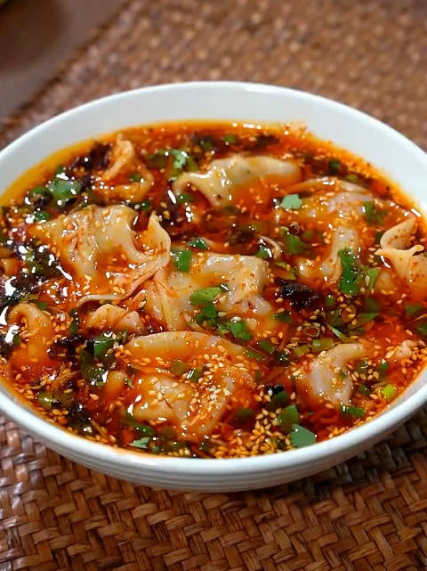 吃一口就爱上的酸汤饺子,你知道汤底怎么调 才好喝吗?|酸汤饺子|汤底|厨艺教程_新浪新闻
