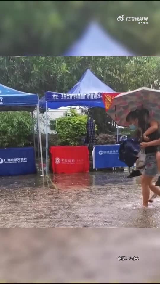 感人一幕!女子避雨时随手拍下“人生的轮回”_新浪新闻