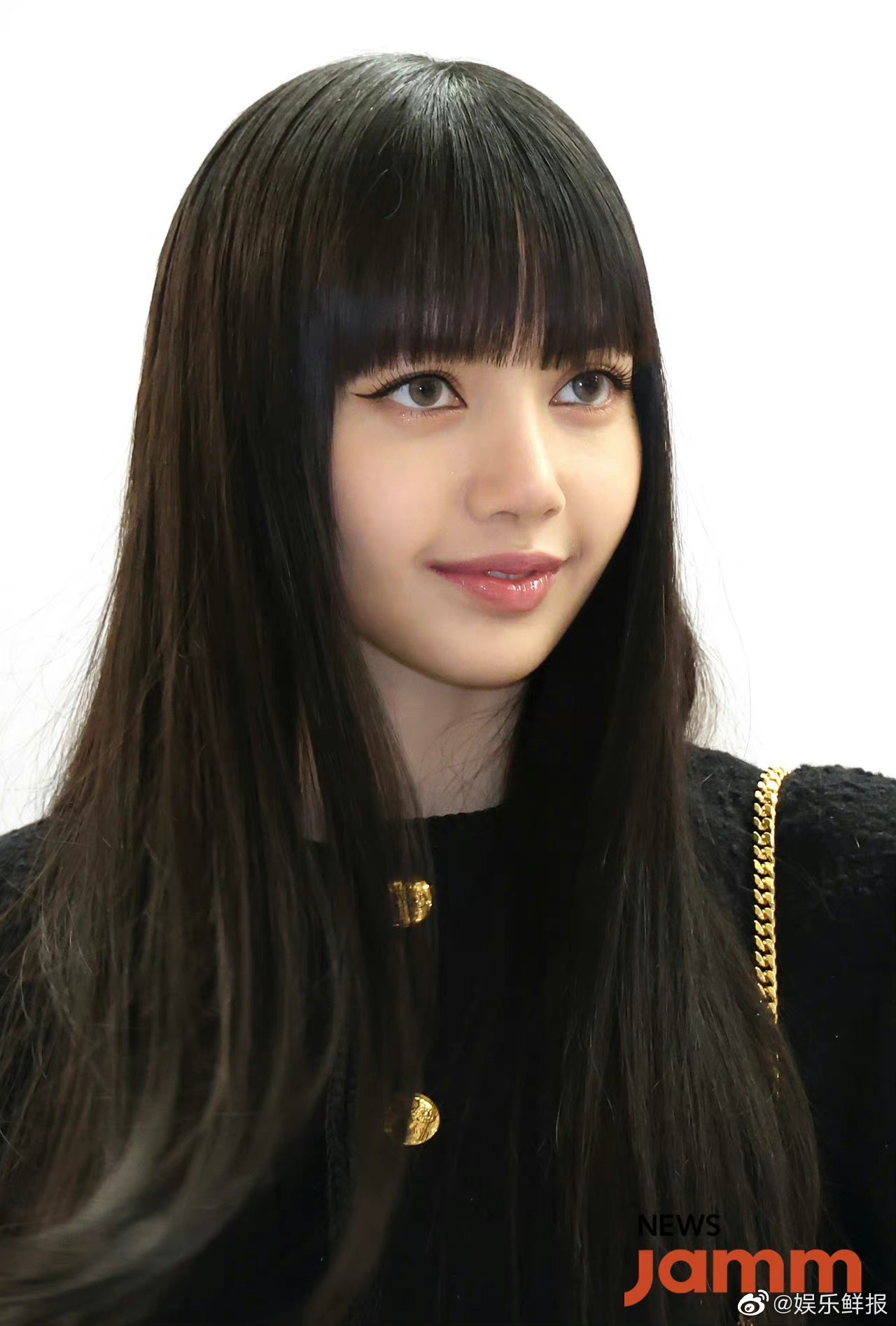 Lisa黑长直 齐刘海造型出席活动……