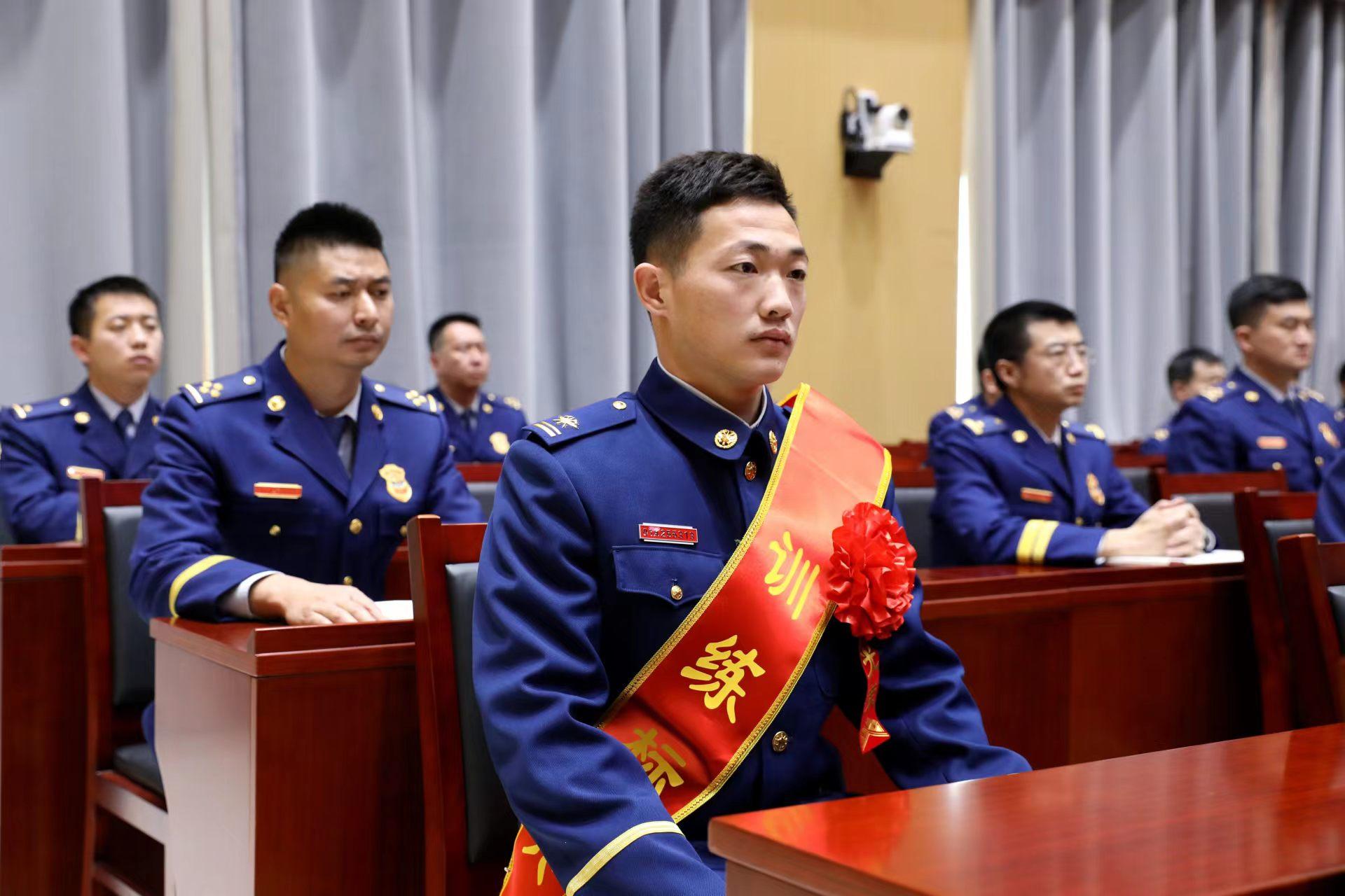 密云消防训练标兵孙传宝在毫秒上下功夫