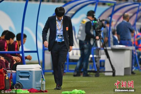 资料图:高洪波在场边执教 图片来源:视觉中国