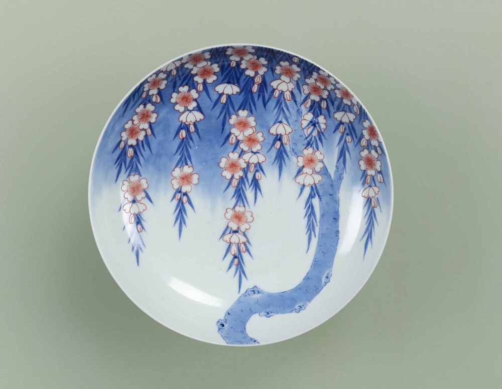 锅岛烧垂枝樱图彩绘盘,江户时代(18世纪)