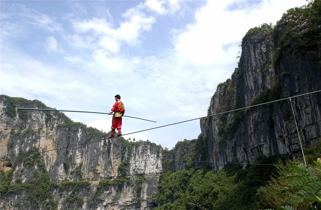 "高空王子"阿迪力:走钢丝的人,一生在攀登|走钢丝的人_新浪财经_新浪
