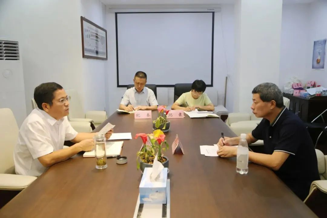 图为江西省景德镇市昌江区区委书记(左一)与区委常委,政法委书记(右一