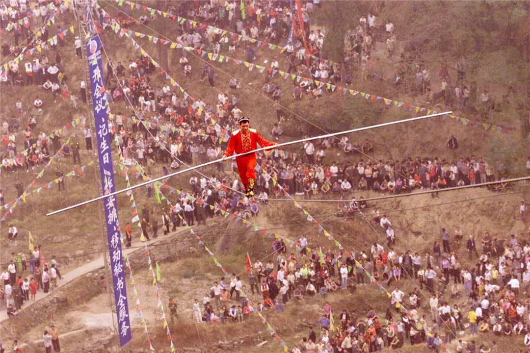 "高空王子"阿迪力:走钢丝的人,一生在攀登|走钢丝的人_新浪财经_新浪