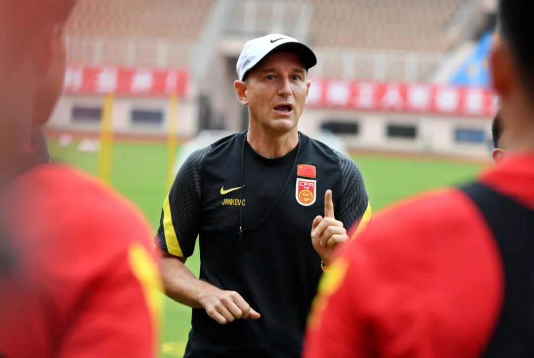 湿了! 卢教练终变阵摆脱“驴教练”? “铁骑”重归so easy!