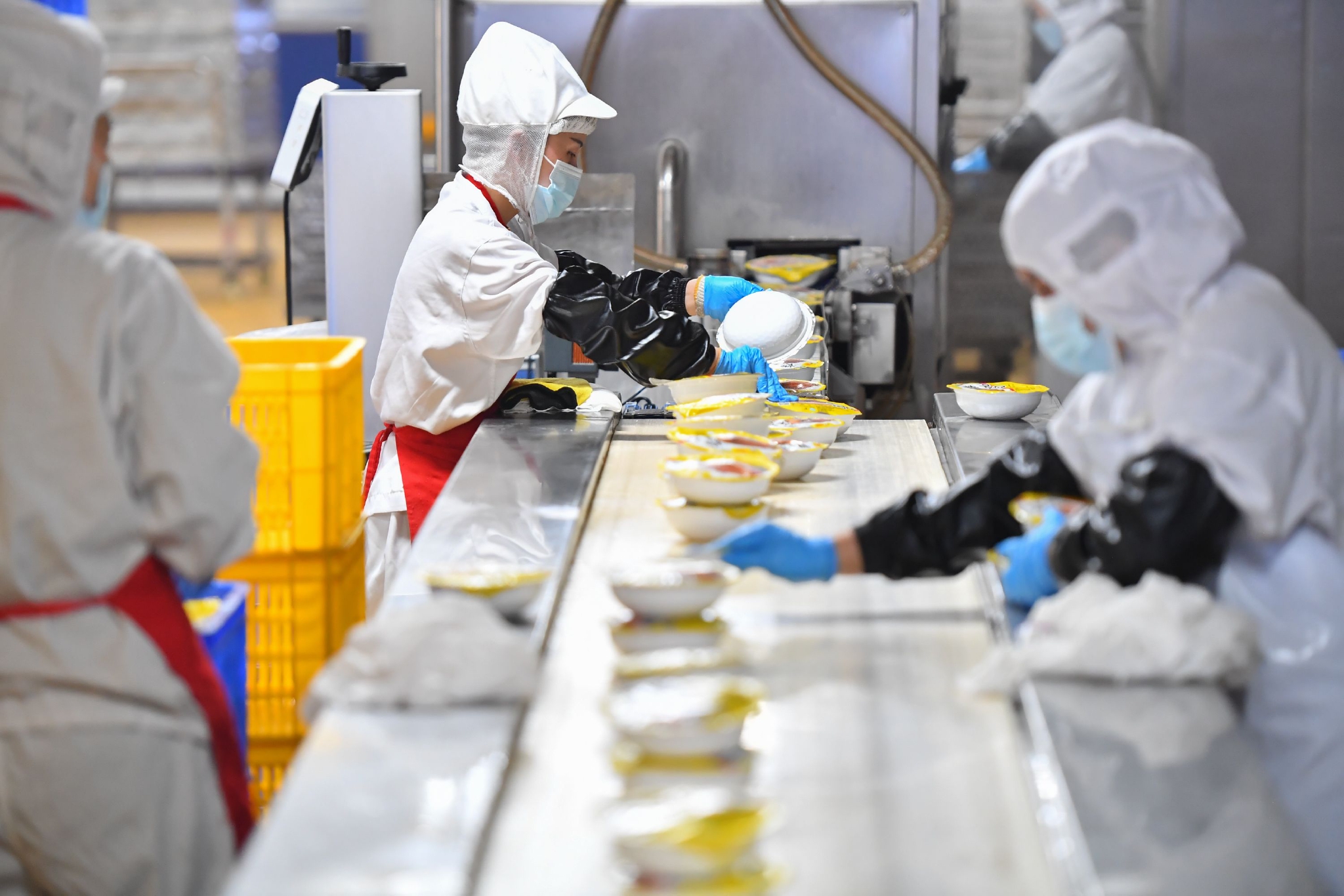 园区一家预制菜企业工作人员在生产车间对预制菜成品进行出库前检查
