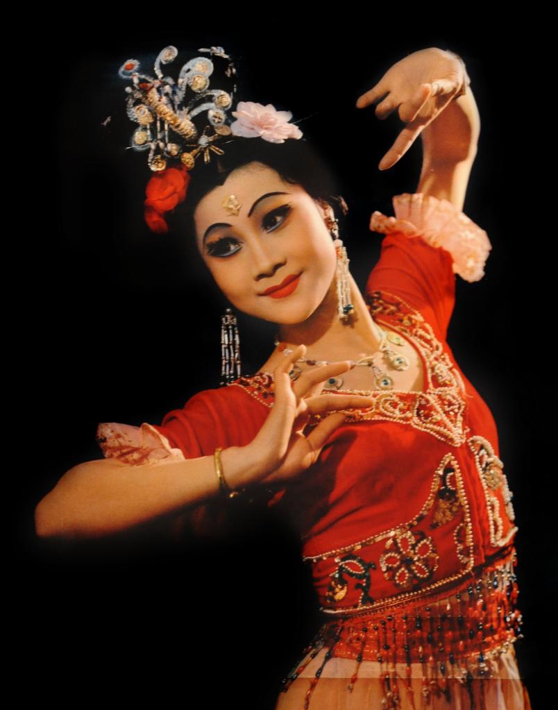 《丝路花雨》第一代"英娘"扮演者贺燕云剧照.(甘肃省歌舞剧院供图)