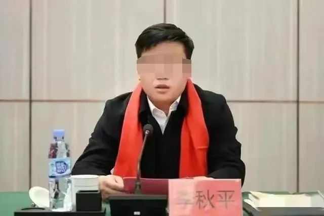 涉嫌侵犯女干部的县长，被停职