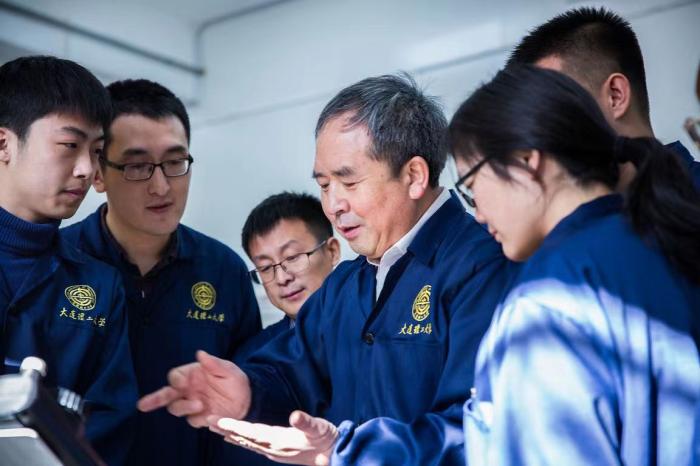 资料图：贾振元与学生们 图片来源：大连理工大学微信公众号
