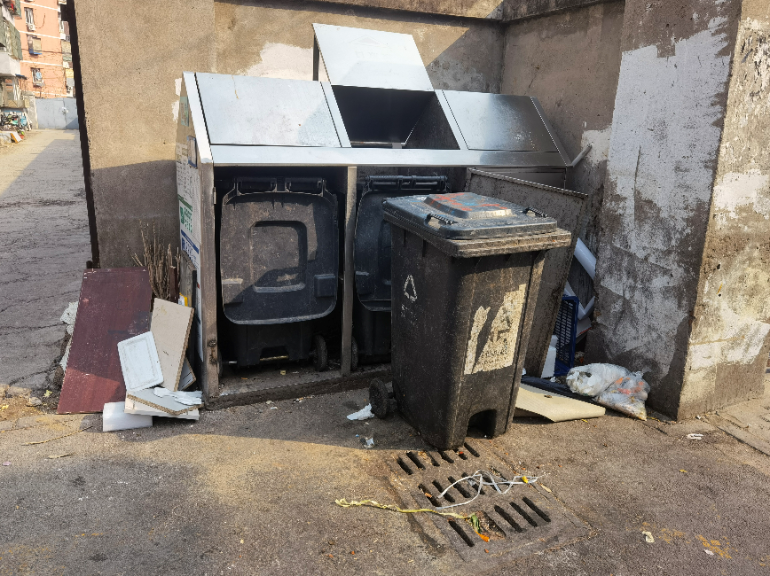 小区垃圾桶周围又脏又臭!