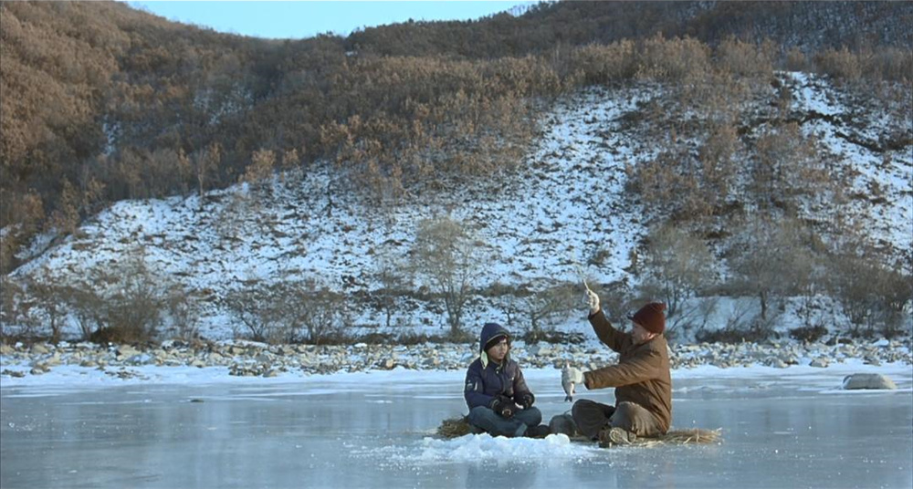 《豆满江》剧照,在图们江面钓鱼