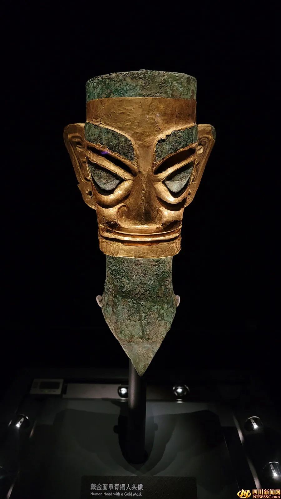 戴金面罩青铜人头像