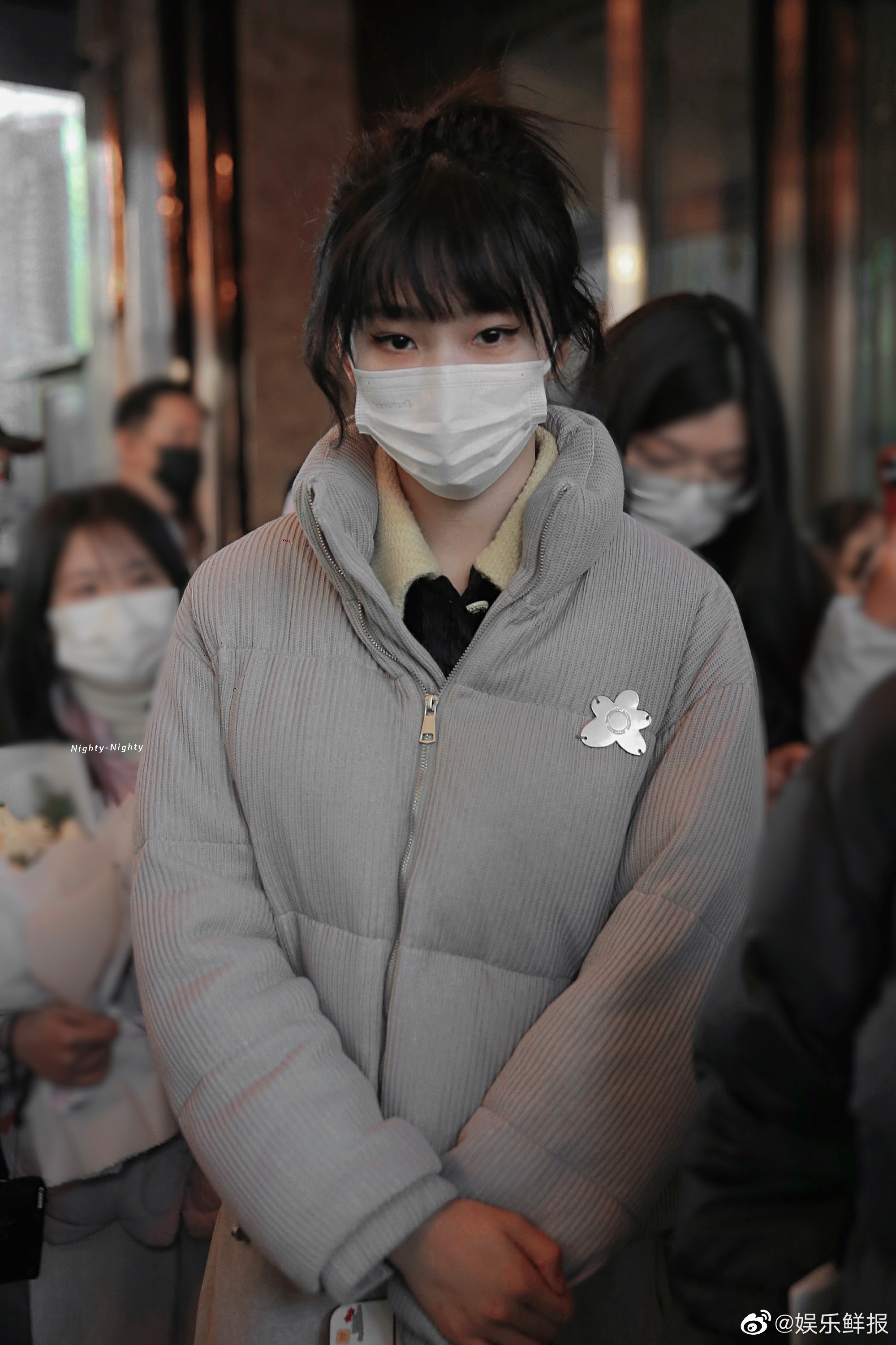 这个丸子头有早八通勤妆的感觉|胡烨|造型_新浪新闻