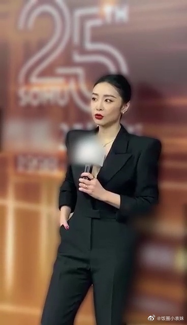 高叶身穿黑色西装接受采访,知性帅气又优雅十足……|高叶|知性|大嫂_新浪新闻