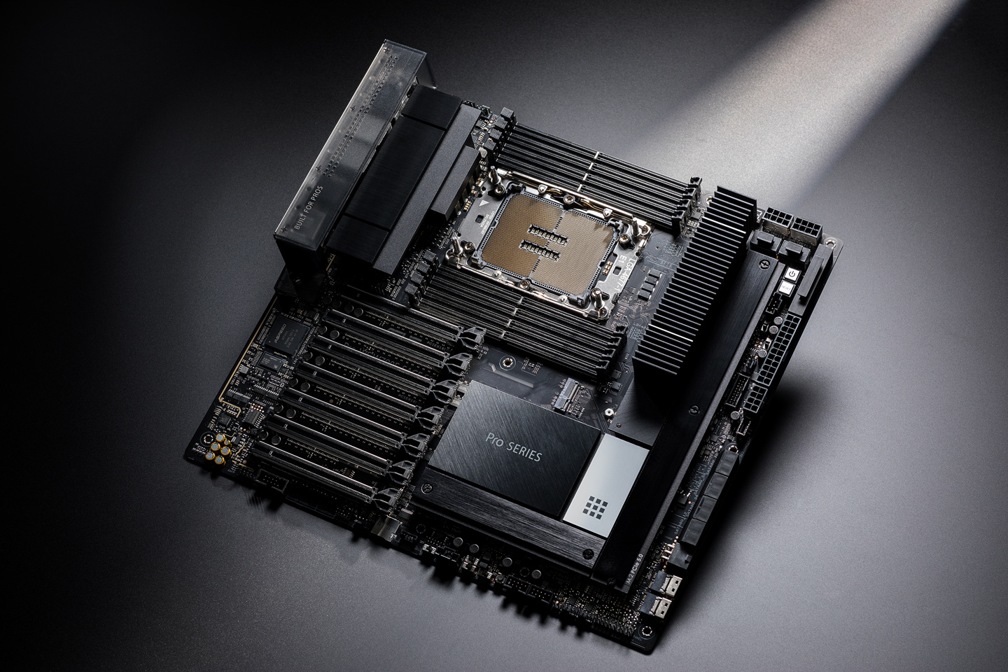 华硕晒新款 w790 主板图赏:eeb 大板,支持 8 通道内存|华硕|英特尔