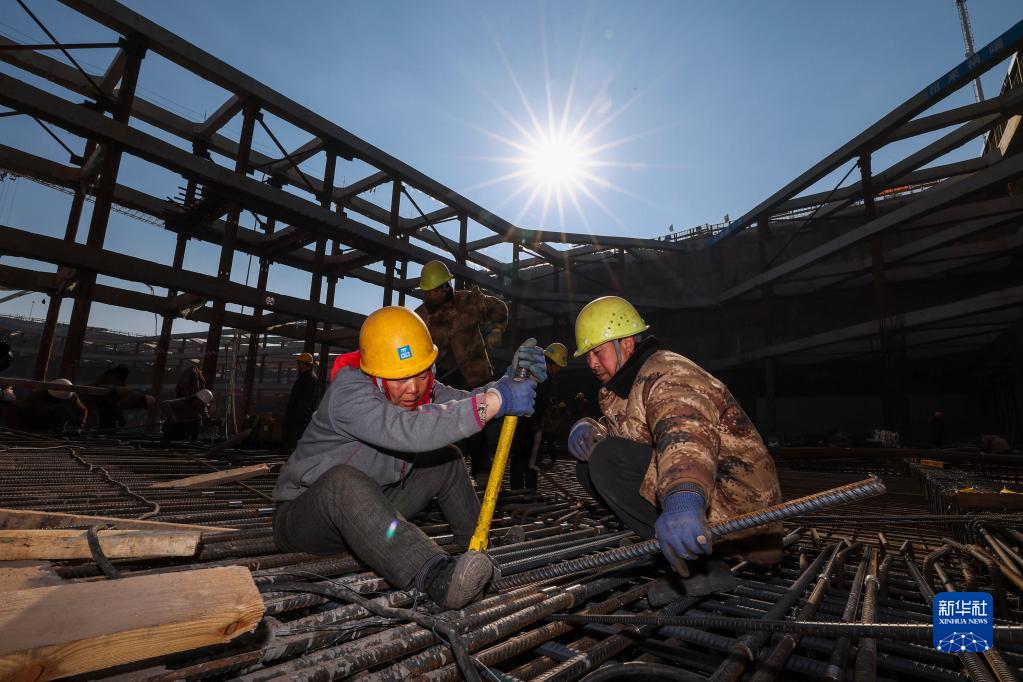 工人在长春市城市轨道交通6号线03标段三工区华庆路站施工现场作业(2