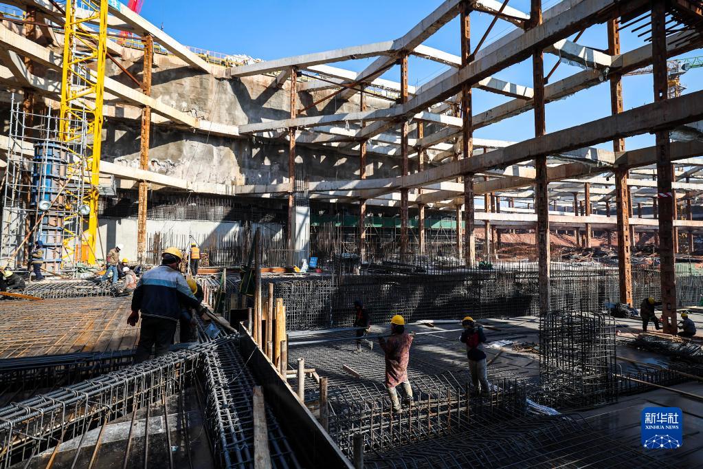 工人在长春市城市轨道交通6号线03标段三工区华庆路站施工现场作业(2