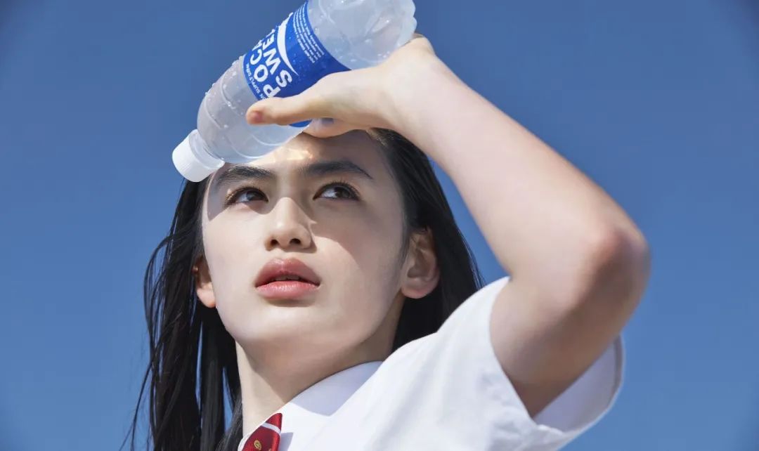 "初恋"八木莉可子|赏色__财经头条