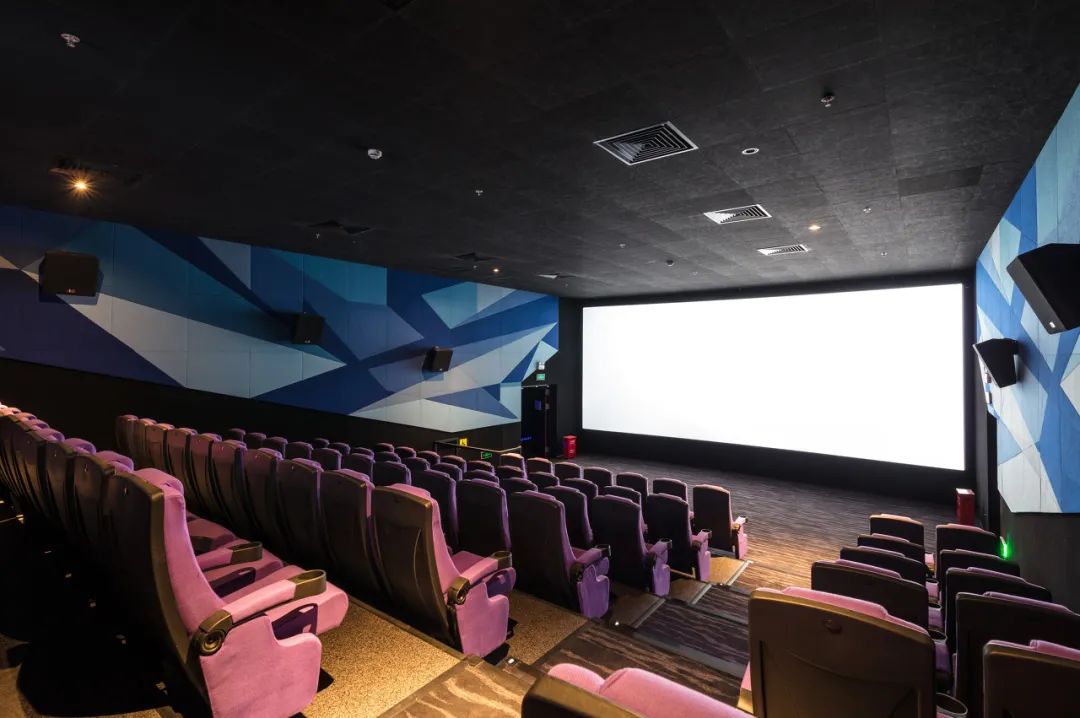 比如在人民广场的和平影都一楼的售票处,有一位工作人员专门会接待来