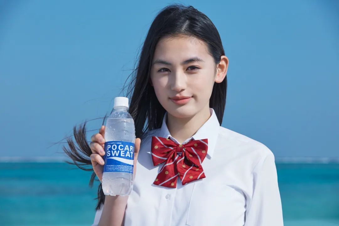 "初恋"八木莉可子|赏色__财经头条