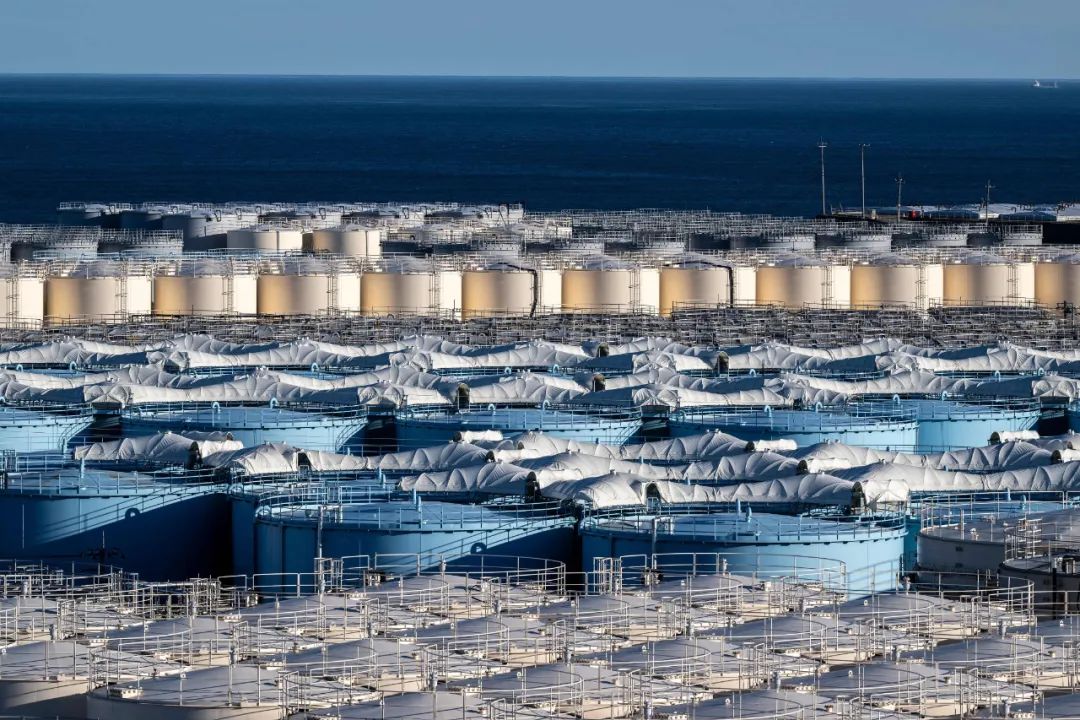 当地时间2023年1月20日，日本福岛县，东京电力公司福岛第一核电站的核污染水储存罐。图/视觉中国