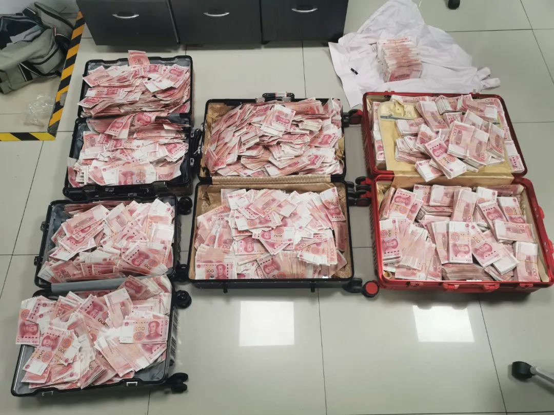 四大箱500多万现金!3台点钞机都冒烟了