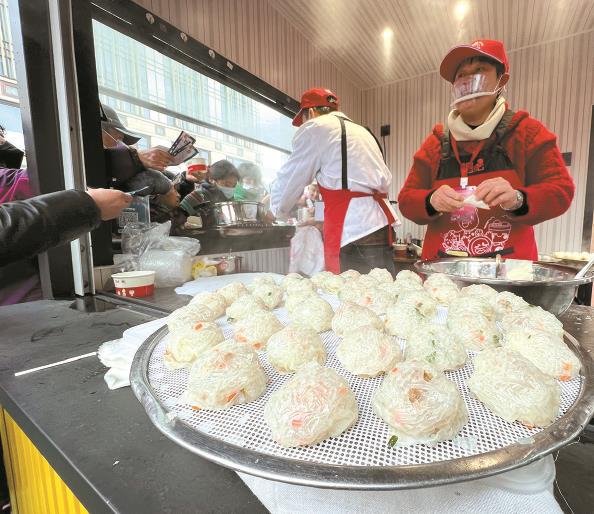 味道独特的佳兰烧麦吸引了不少上海市民尝鲜 张龙 摄