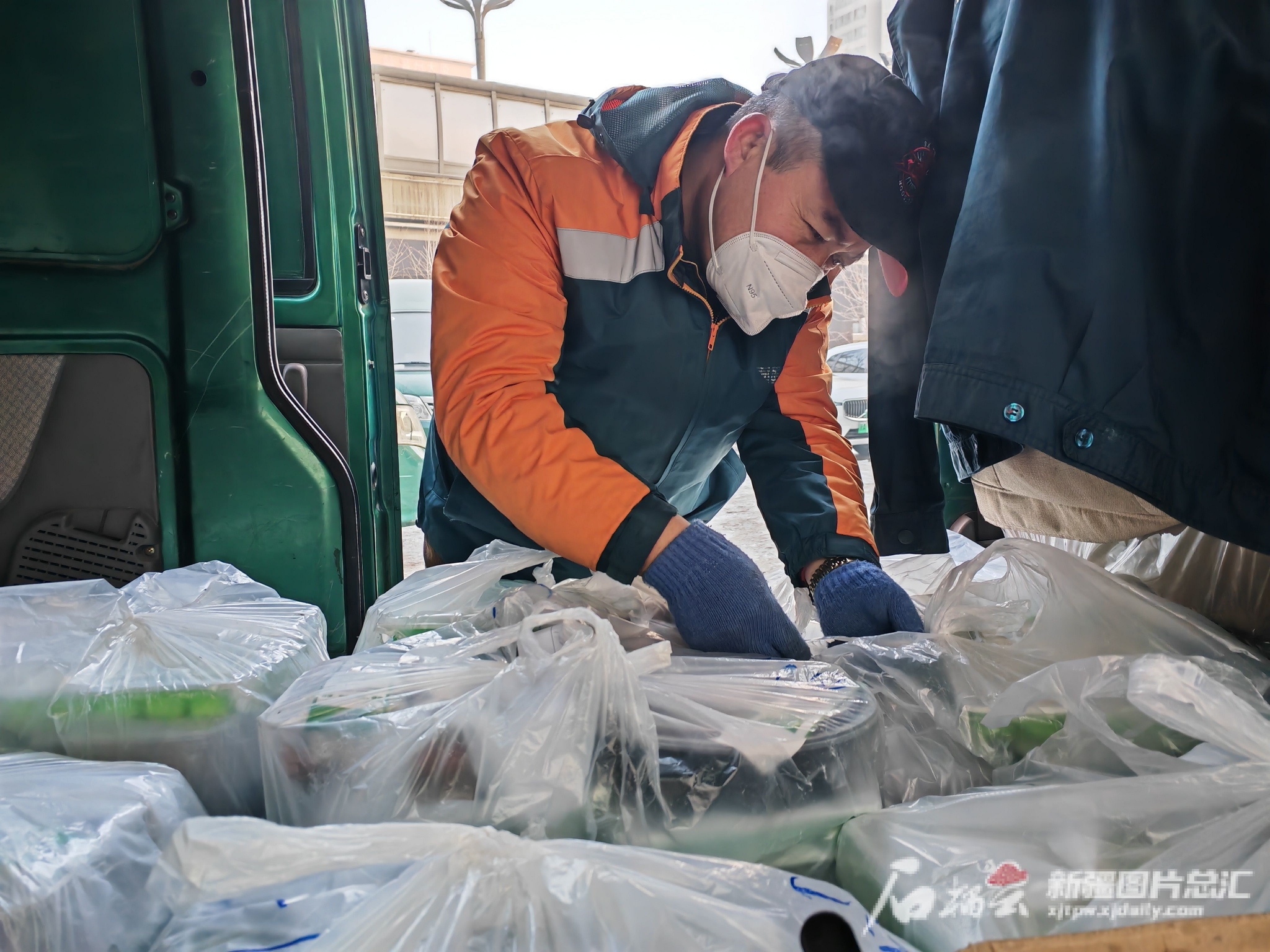 中国邮政集团有限公司乌市分公司投递员正在同城配送.