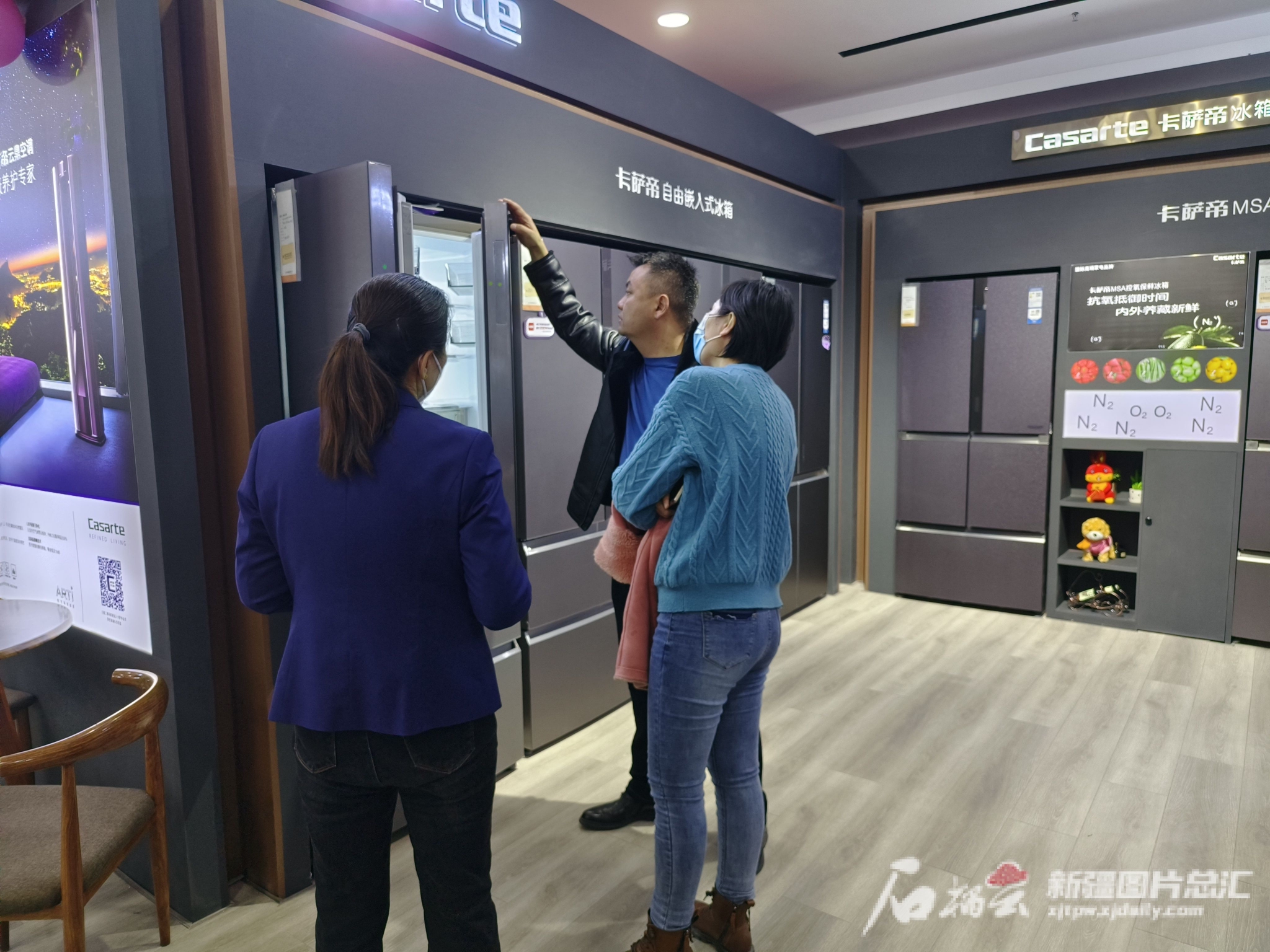 2月25日,在一家海尔专卖店,销售人员正在给顾客详细介绍家电产品.