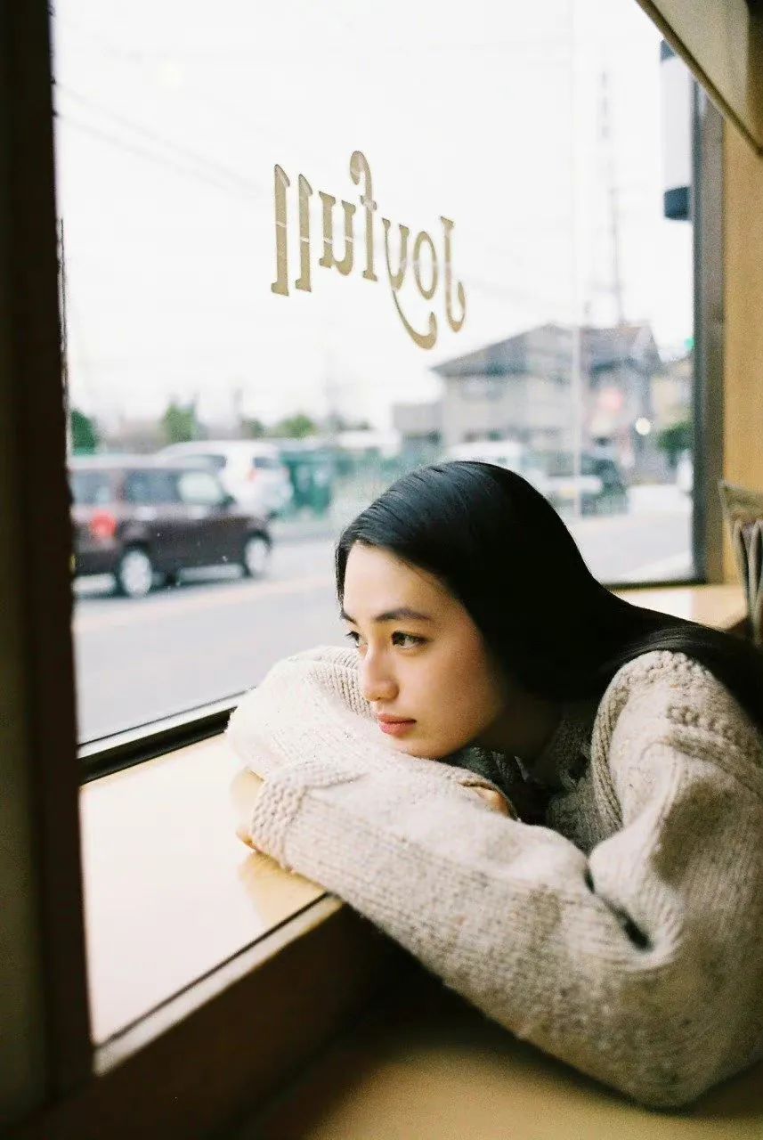 "初恋"八木莉可子|赏色__财经头条