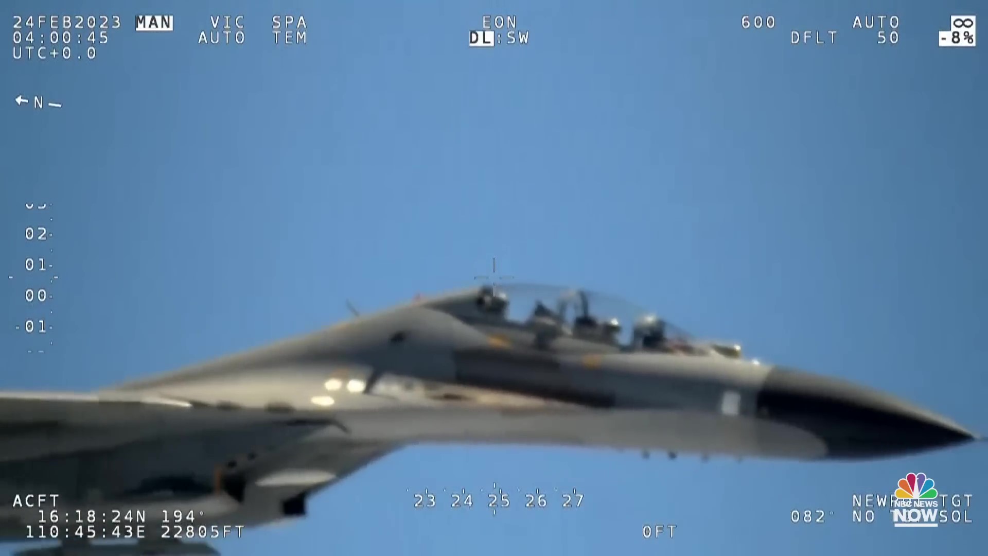 NBC报道截图 图为伴飞美军侦察机的解放军战机