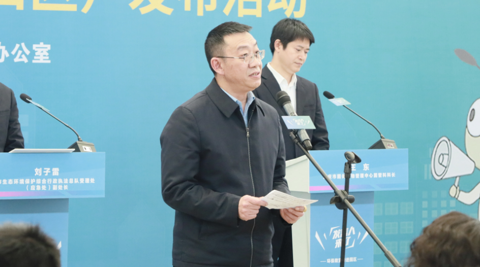 王邦平介绍有关情况 崔迪 摄