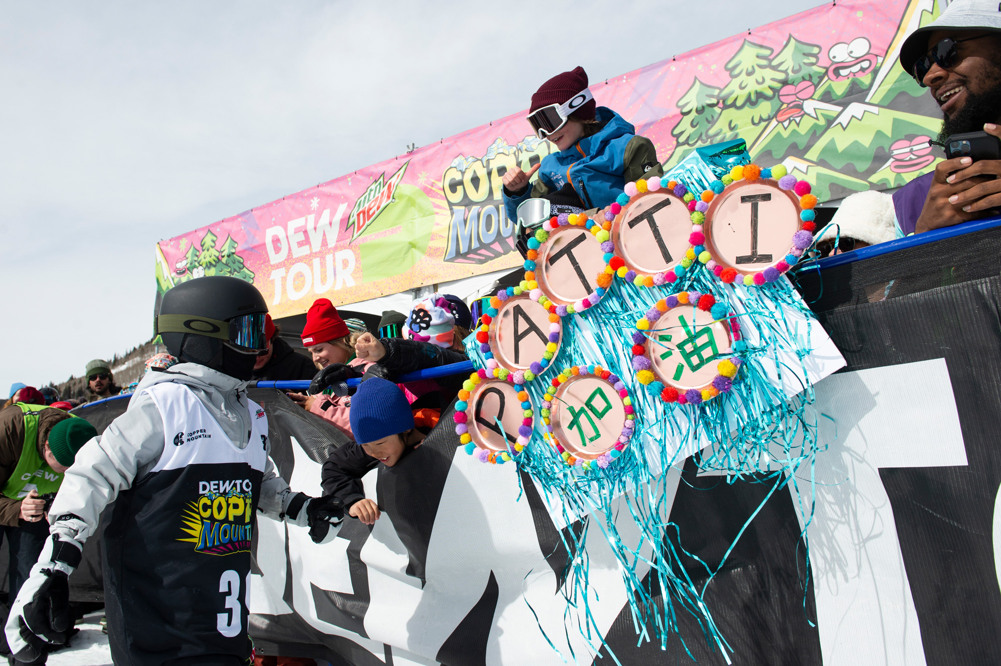 在冬季运动国际赛事Winter Dew Tour女子单板滑雪U型池的比赛中……