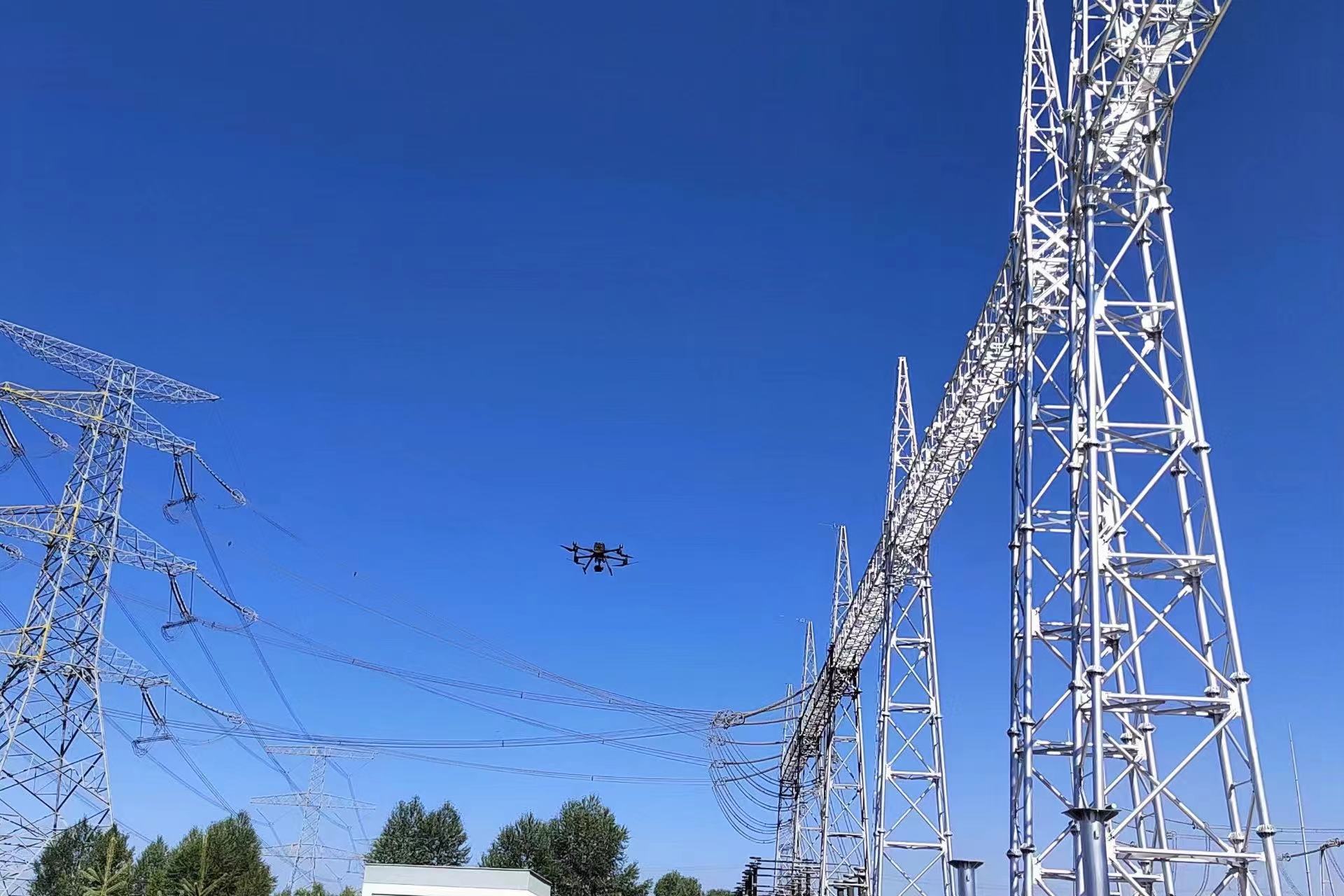 运维人员利用无人机智能巡检技术在750千伏日月山变电站开展设备巡视.