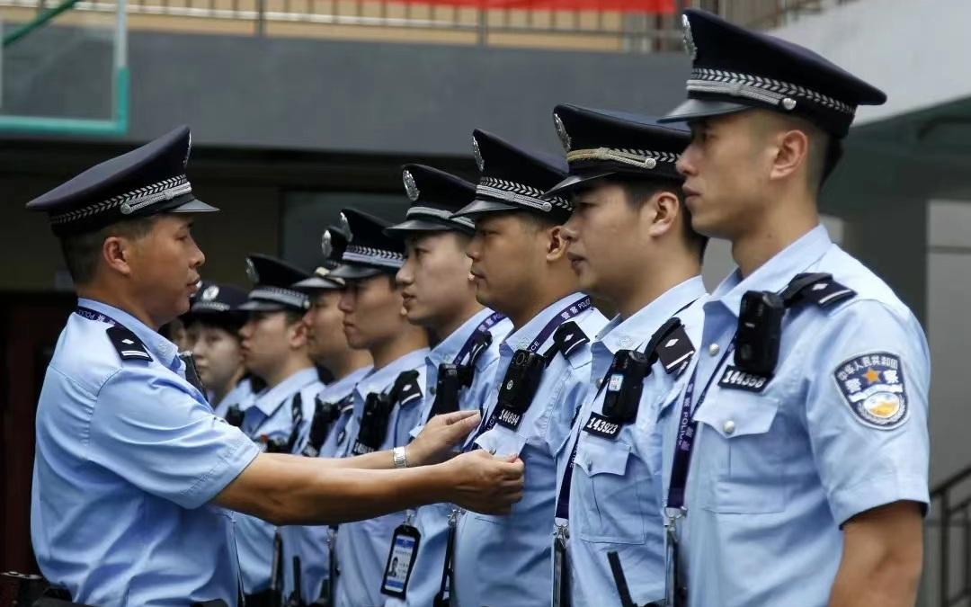 2016年,杨仁德在福州车站派出所为上岗警队整理着装 .