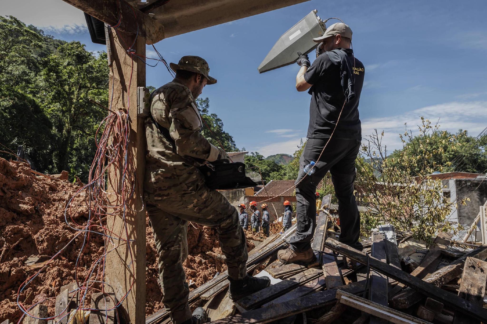 此外,由于部分地区的房屋仍存在坍塌风险,消防员在搜救工作之外,还
