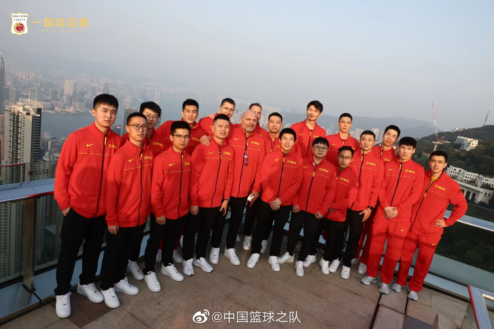 中国男篮结束世预赛游览太平山与双层巴士合影__财经头条