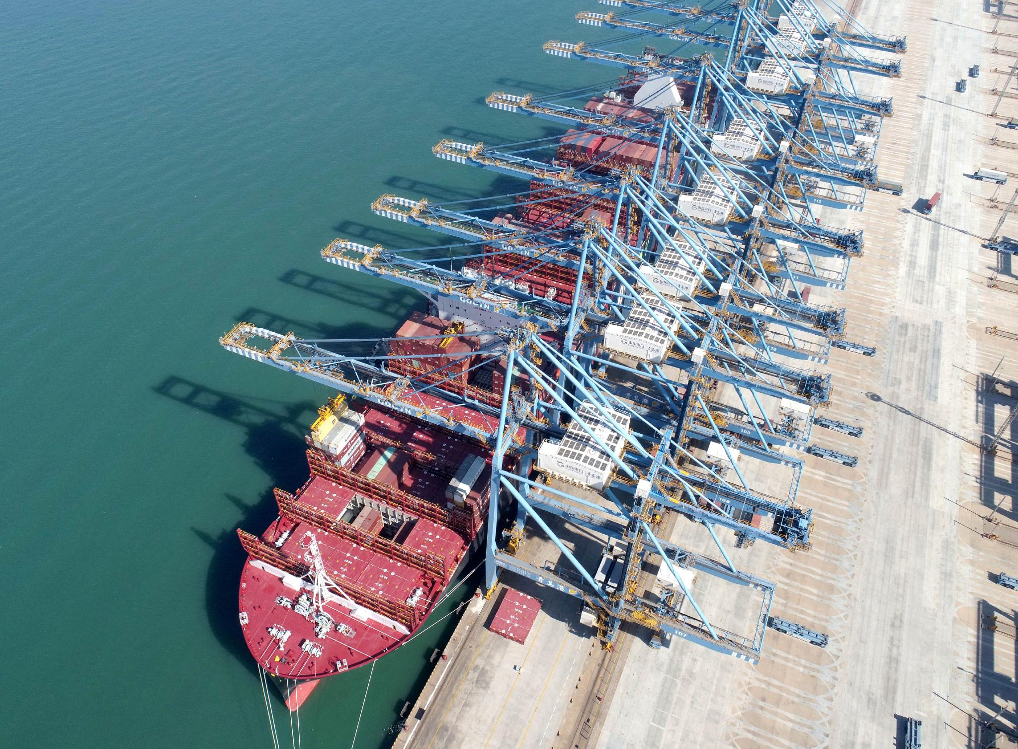 2月26日,"以星萨米奥弗"双动力集装箱货轮在山东港口青岛港全自动化