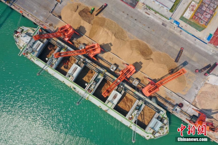 资料图：广西北部湾港北海港区外贸装卸繁忙。     王以照 摄