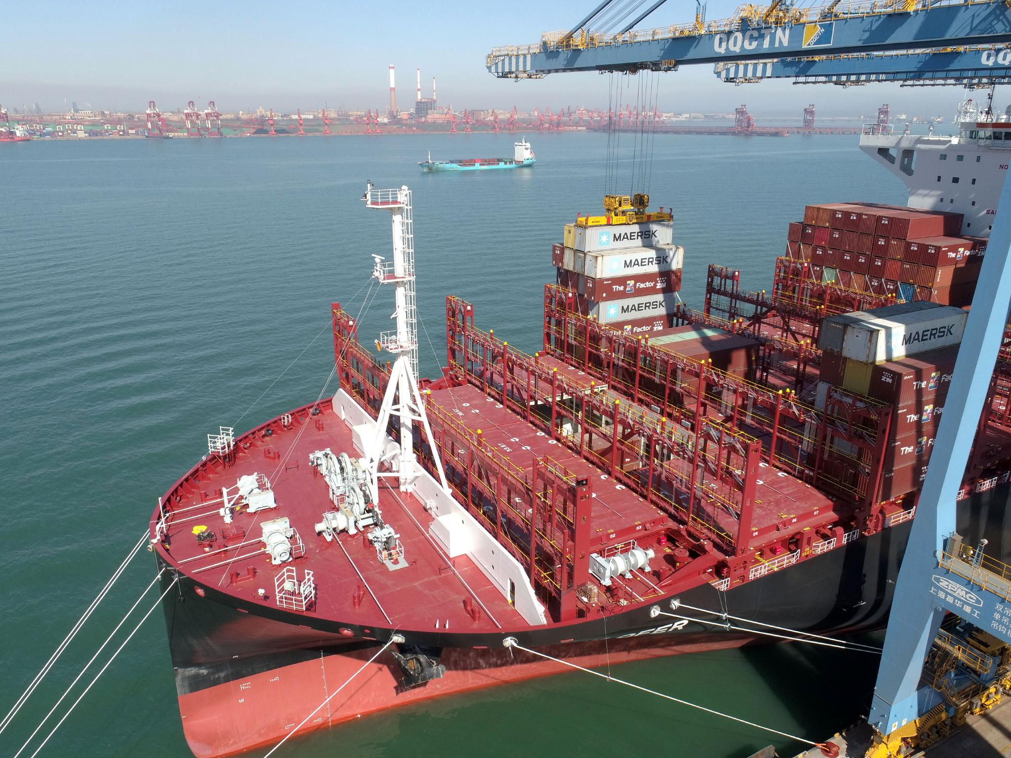 2月26日,"以星萨米奥弗"双动力集装箱货轮在山东港口青岛港全自动化