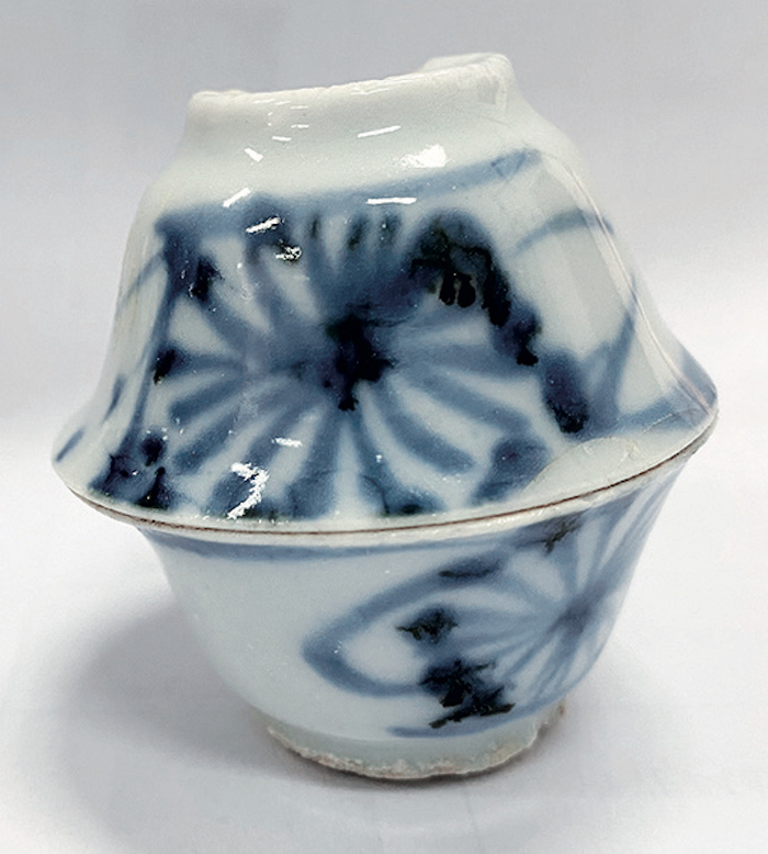 〔圖九〕 青花菊紋杯對扣燒標本&nbsp;作者攝&nbsp;清晚期，福建德化窯出土&nbsp;標本由德化縣陶瓷博物館提供