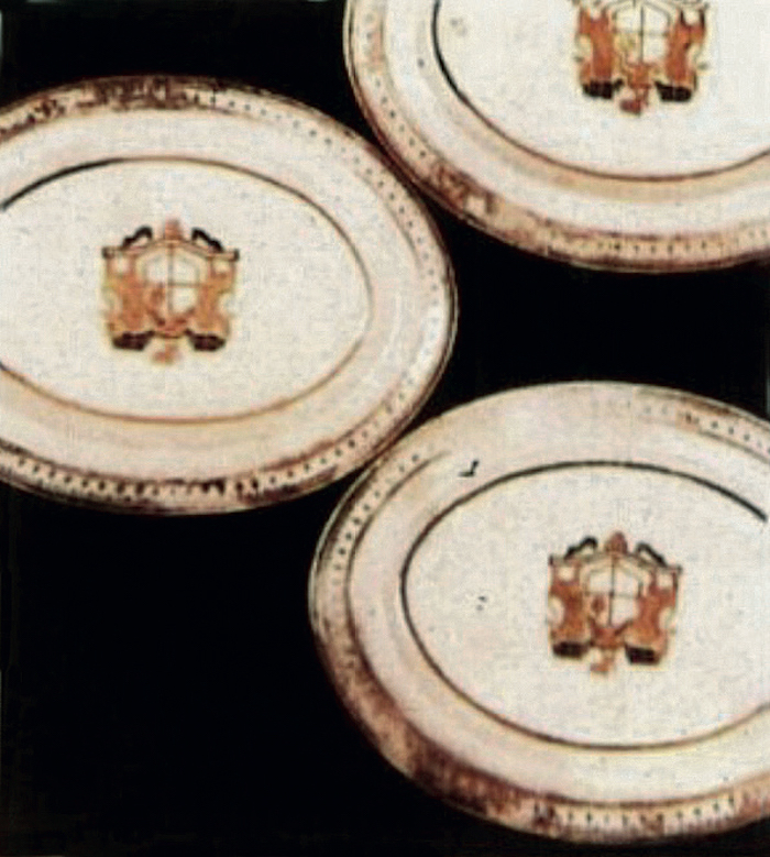 〔圖二：1〕 釉上彩繪立獅徽章紋盤&nbsp;清代「戴安娜」&nbsp;號沉船出水&nbsp;採自前揭周世榮、 魏止戈《海外瓷珍與海底瓷都》，第112頁