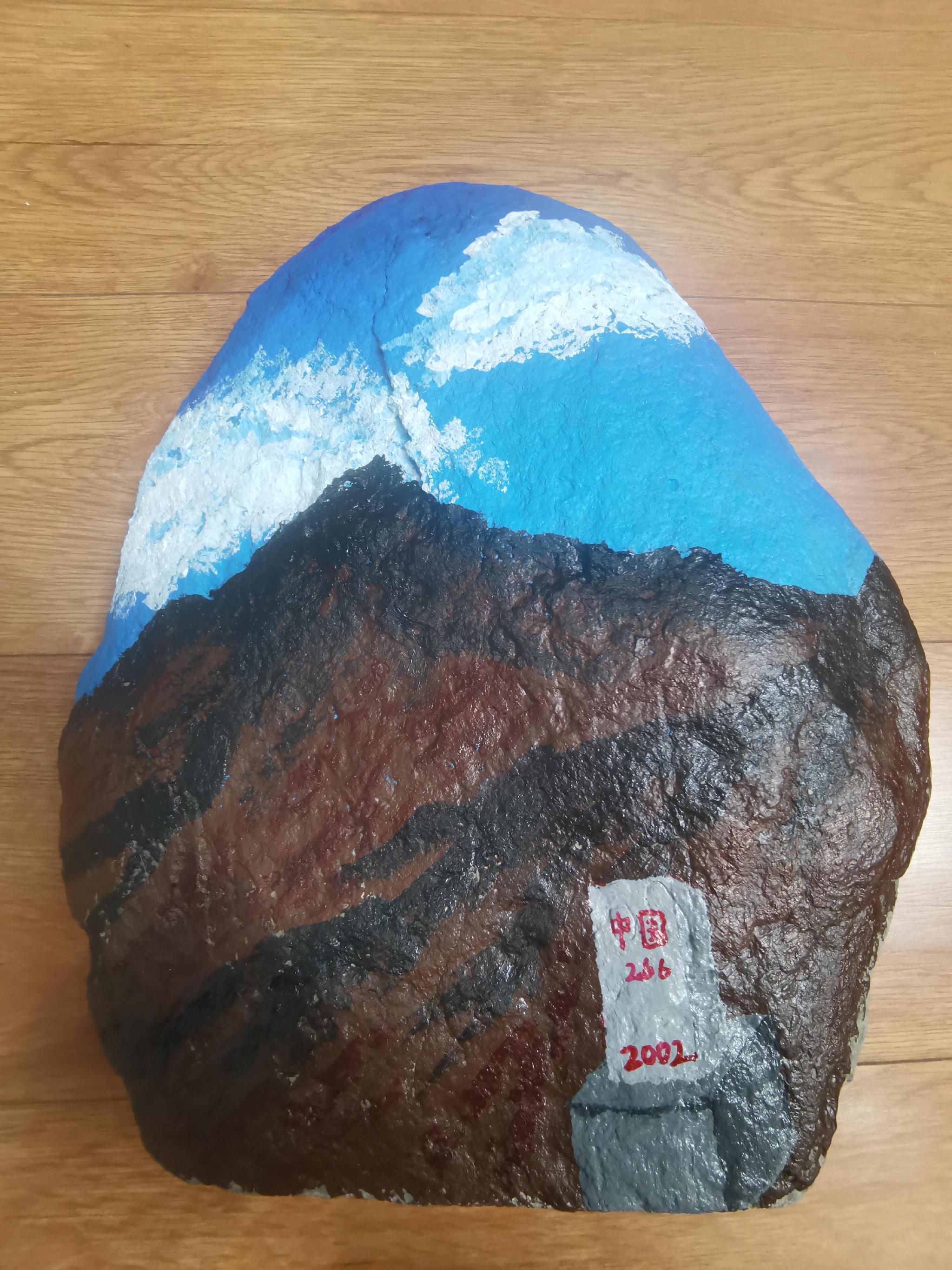 红柳峡边境派出所民警在戈壁滩找来石头绘画界碑,作为回礼.受访者供图