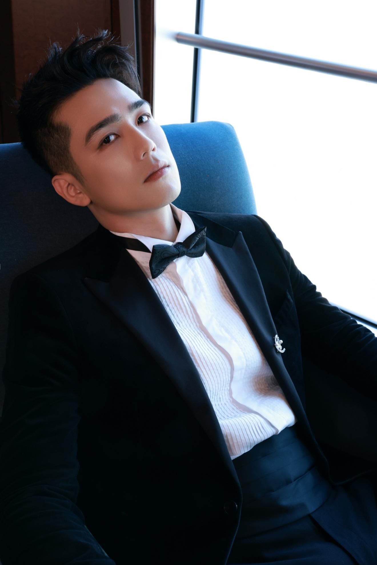 利晴天黑色礼服亮相红毯 轻熟男荷尔蒙气息拉满|利晴天|礼服|荷尔蒙