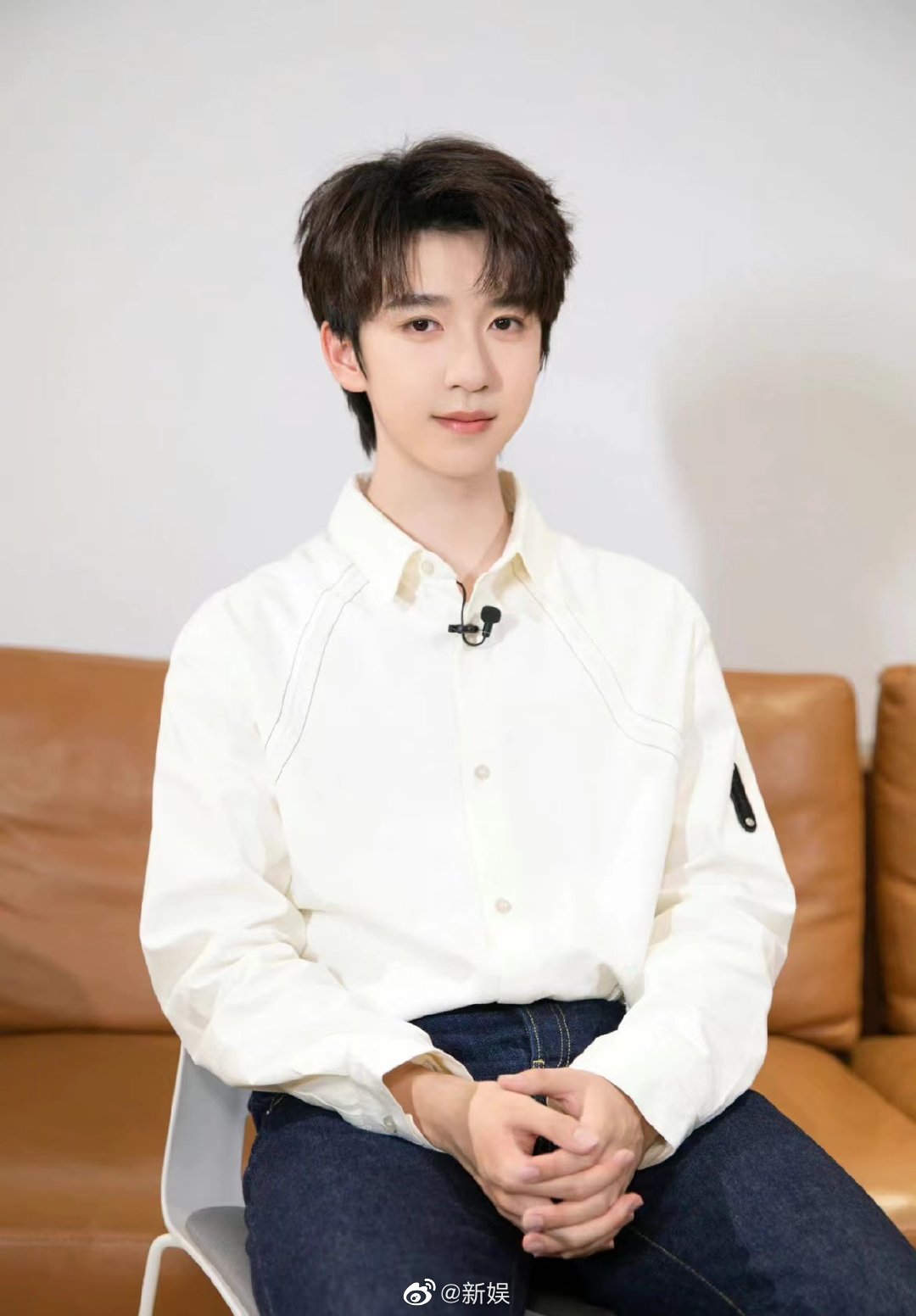 白衬衫干净温柔 解锁新身份……|贺峻霖_新浪新闻