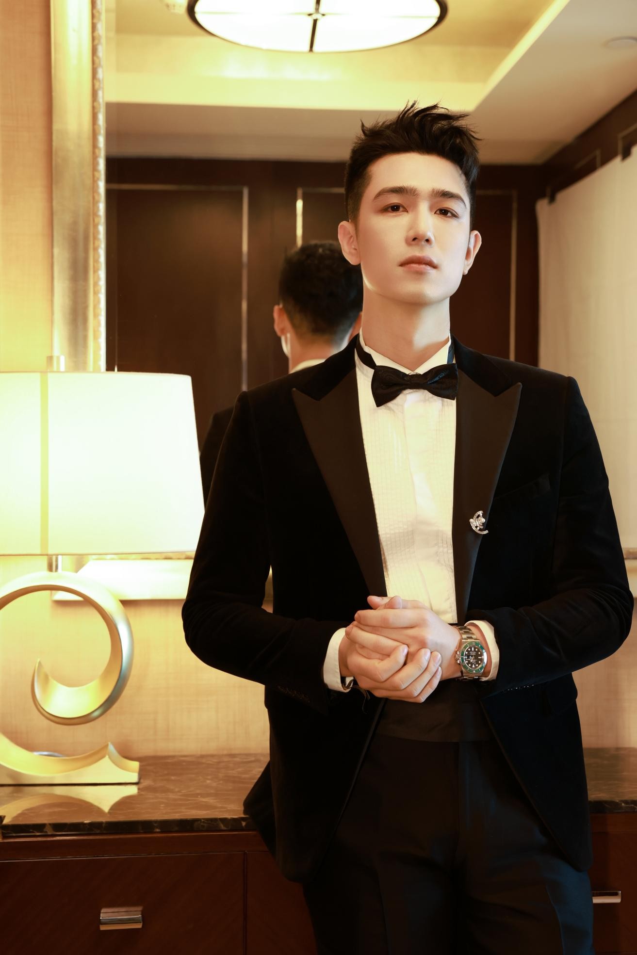 利晴天黑色礼服亮相红毯 轻熟男荷尔蒙气息拉满|利晴天|礼服|荷尔蒙