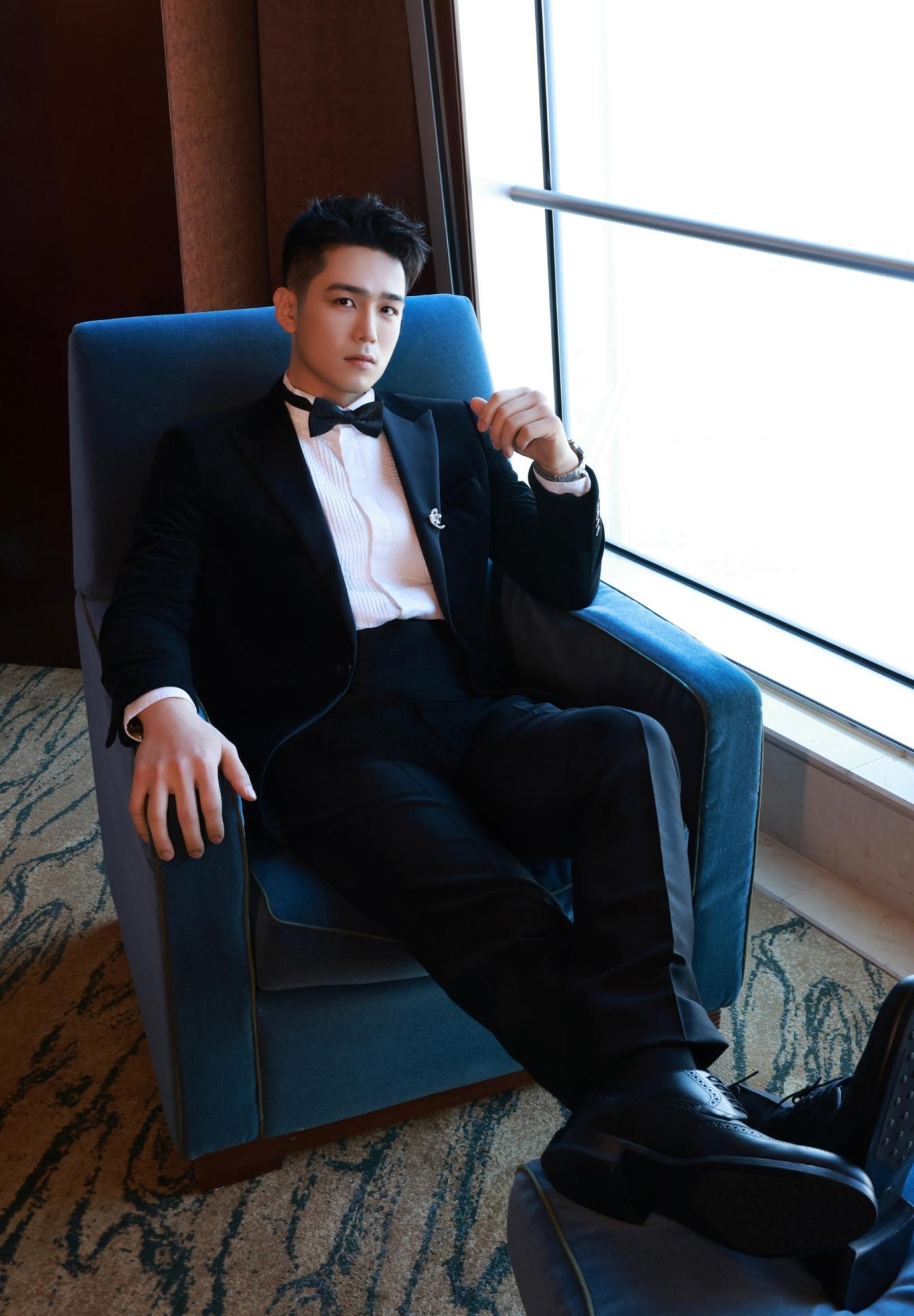 利晴天黑色礼服亮相红毯 轻熟男荷尔蒙气息拉满|利晴天|礼服|荷尔蒙